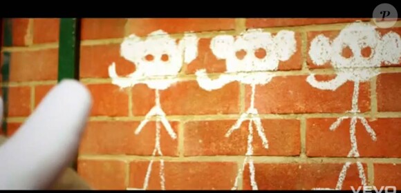 Coldplay trompe énormément dans le clip de Paradise, second extrait de Xylo Myloto : devant la caméra du complice Mat Whitecross, Chris Martin devient éléphant et lutte pour retrouver la savane. Excellent !