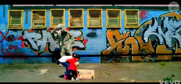 Coldplay trompe énormément dans le clip de Paradise, second extrait de Xylo Myloto : devant la caméra du complice Mat Whitecross, Chris Martin devient éléphant et lutte pour retrouver la savane. Excellent !