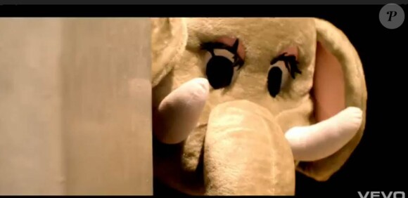 Coldplay trompe énormément dans le clip de Paradise, second extrait de Xylo Myloto : devant la caméra du complice Mat Whitecross, Chris Martin devient éléphant et lutte pour retrouver la savane. Excellent !