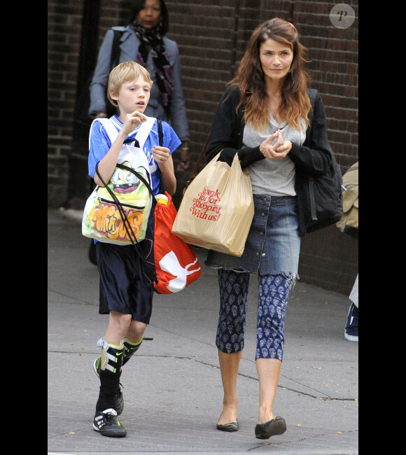 Helena Christensen avec son charmant fils Mingus Lucien le 18 octobre 2011 à New York