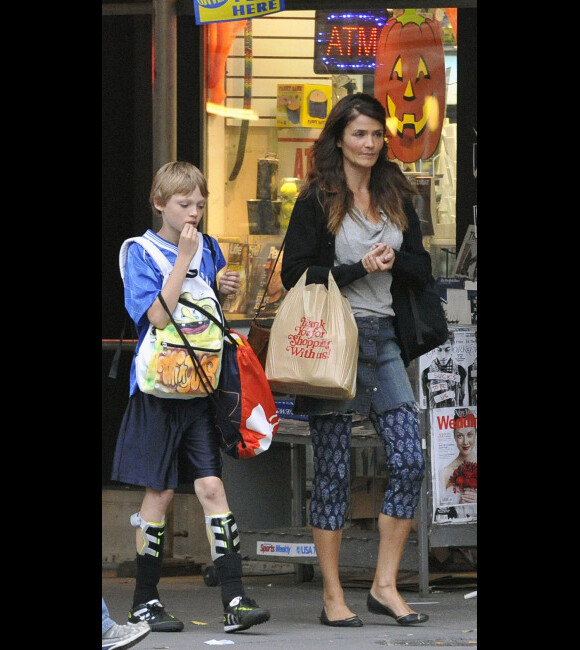 Helena Christensen et son fils Mingus Lucien le 18 octobre 2011 à New York
