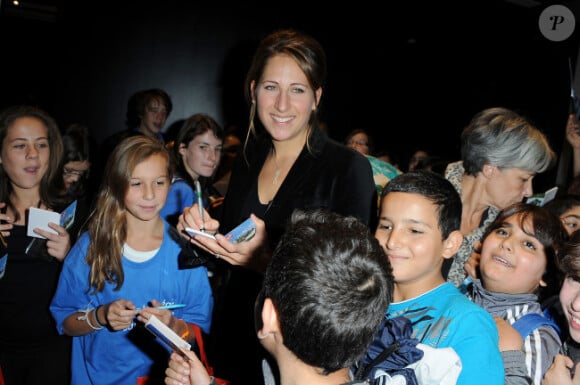 Maud Fontenoy a pu constater sa popularité auprès des enfants lors de sa visite à la Villette à Paris le 20 octobre 2011