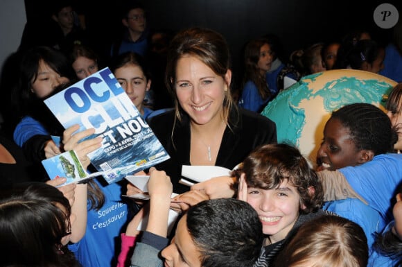 La navigatrice Maud Fontenoy a présenté son programme pédagogique entouré de centaines d'enfants à la Villette à Paris le 20 octobre 2011