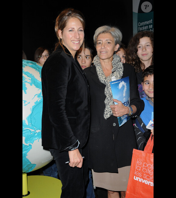 Maud Fontenoy et Claudie Haignere en visite à la Villette à Paris le 20 octobre 2011