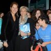 Maud Fontenoy entourée de centaines d'enfants en visite à la Villette à Paris le 20 octobre 2011