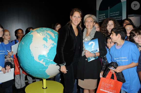 Maud Fontenoy entourée de centaines d'enfants en visite à la Villette à Paris le 20 octobre 2011