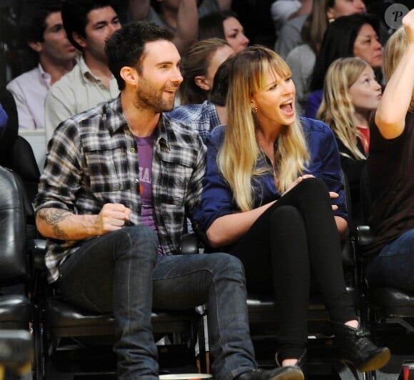Adam Levine (photo : en avril 2011 avec sa compagne Anna Vyalitsina à un match des Lakers), malgré ses activités en télé, a flingué Fox News.
