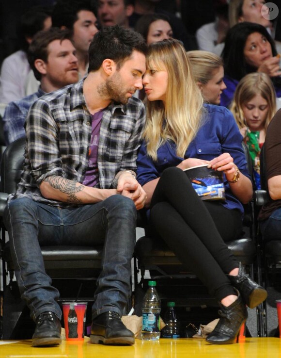 Adam Levine (photo : en avril 2011 avec sa compagne Anna Vyalitsina à un match des Lakers), malgré ses activités en télé, a flingué Fox News.
