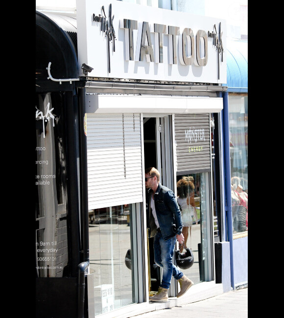 Ronan Keating s'offre un tatouage à Sydney le 19 octobre 2011