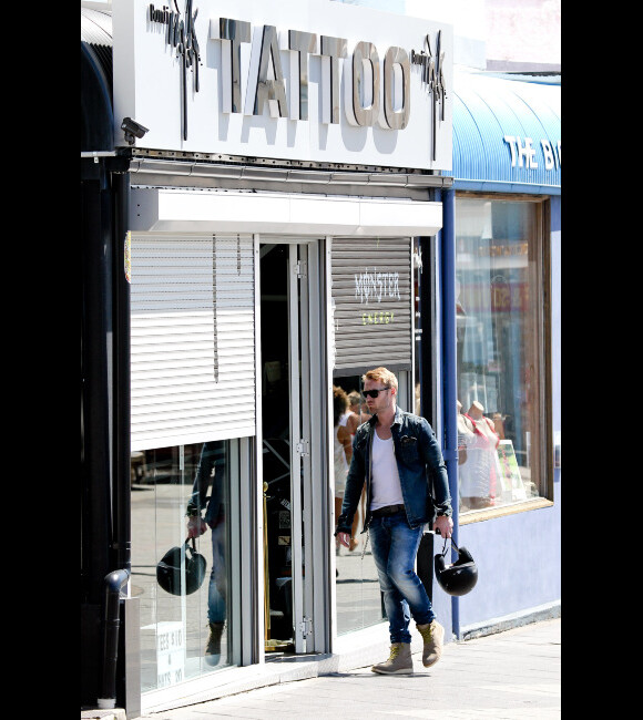 Ronan Keating s'offre un tatouage à Sydney le 19 octobre 2011