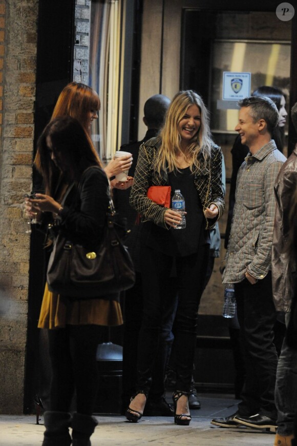 Sienna Miller sur le tournage de Nous York, le 18 octobre 2011.