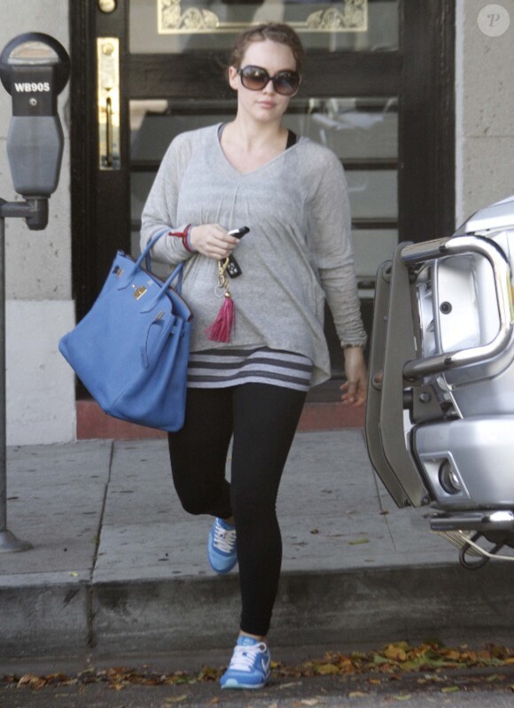Hilary Duff quitte la salle de sport Nine Zero One, à Los Angeles, vendredi 21 octobre 2011.