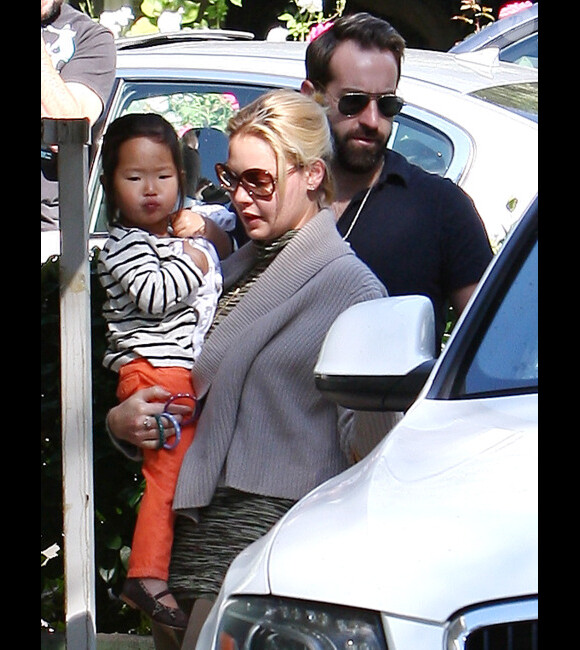 Katherine Heigl, Josh Kelley et leur fille Naleigh reviennent d'une balade en famille à Los Feliz, le 23 octobre 2011