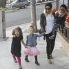 Nicole Richie en compagnie de ses enfants Harlow et Sparrow à Los Angeles le 24 octobre 2011
