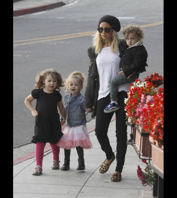 Nicole Richie en compagnie de ses enfants Harlow et Sparrow à Los Angeles le 24 octobre 2011
