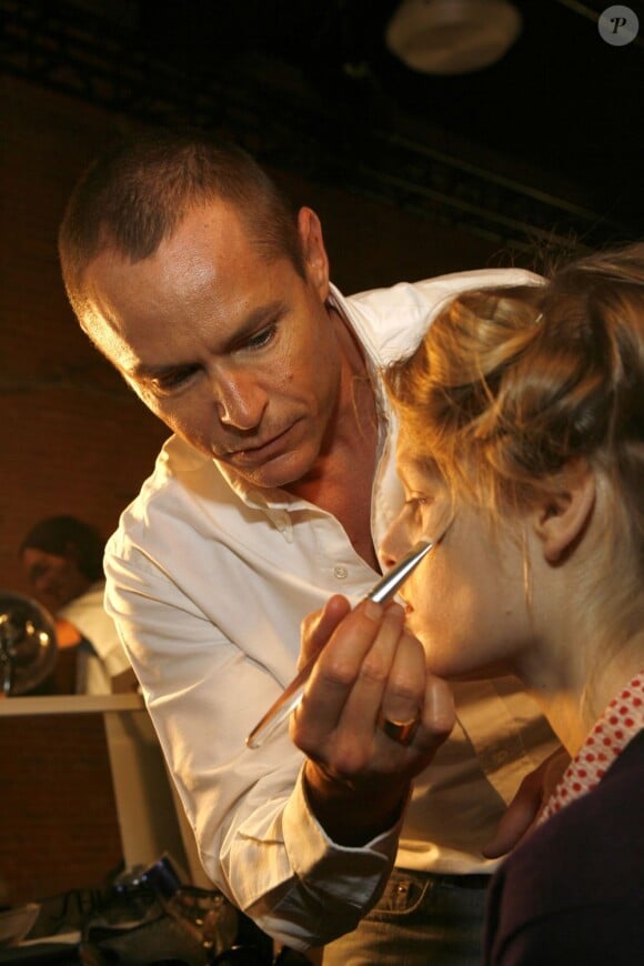 Tom Pecheux, Creative Makeup Director d'Estée Lauder en backstage du défilé Derek Lam.