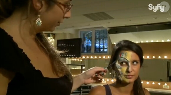Malika Ménard, en pleine séance de maquillage, dans le making of de Face Off sur la chaîne Syfy