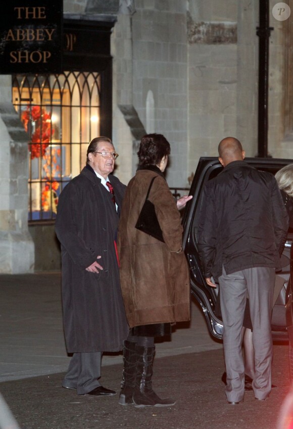 Roger Moore assiste à la messe en l'honneur de Josephine Hart, Lady Saatchi, en l'abbaye de Westminster, à Londres, le 24 octobre 2011.