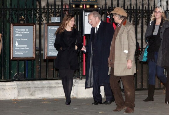 David Frost et Bob Geldof assistent à la messe en l'honneur de Josephine Hart, Lady Saatchi, en l'abbaye de Westminster, à Londres, le 24 octobre 2011.