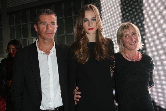 Joséphine, 17 ans, grande gagnante du concours Elite Model Look France prend la pose avec ses parents. Le 27 octobre 2011