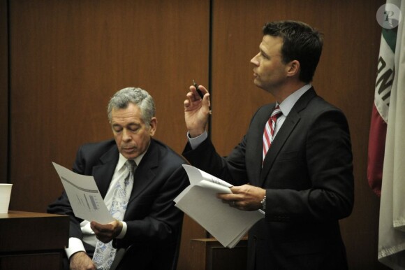Procès du docteur Conrad Murray à Los Angeles le 27 octobre 2011 - ici le procureur Walgren et le docteur Waldman