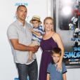 Melissa Joan Hart en juillet 2011 aux côtés de son époux Mark Wilkerson et leurs fils Mason et Braydon  