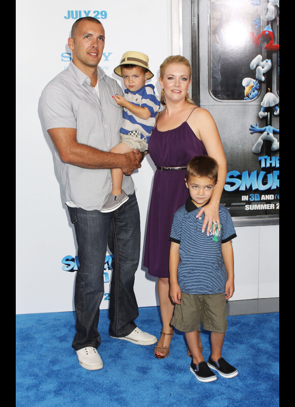 Melissa Joan Hart en juillet 2011 aux côtés de son époux Mark Wilkerson et leurs fils Mason et Braydon 