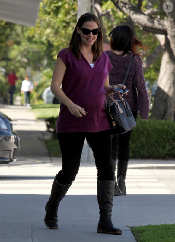 Jennifer Garner, enceinte et souriante dans les rues de Santa Monica le 28 octobre 2011