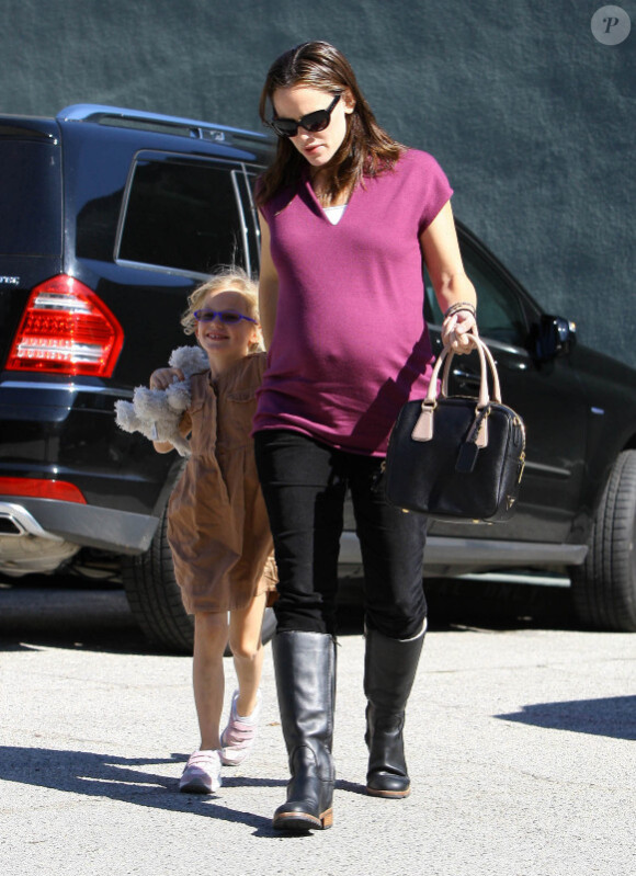 Violet est souriante lorsque sa maman Jennifer Garner, enceinte, l'emmène chez le dentiste à Santa Monica le 28 octobre 2011