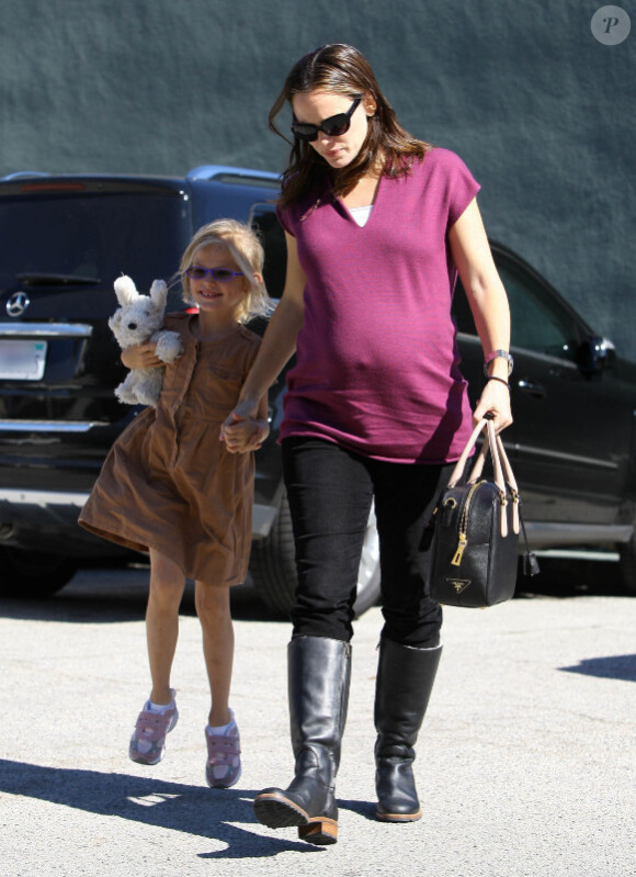 Jennifer Garner, enceinte, emmène sa fille Violet Affleck chez le dentiste à Santa Monica le 28 octobre 2011