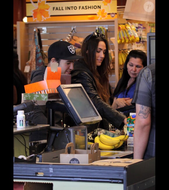 Pete Wentz et sa petite amie arrivent à la caisse d'un supermarché bio, le mercredi 12 octobre 2011 à Los Angeles.