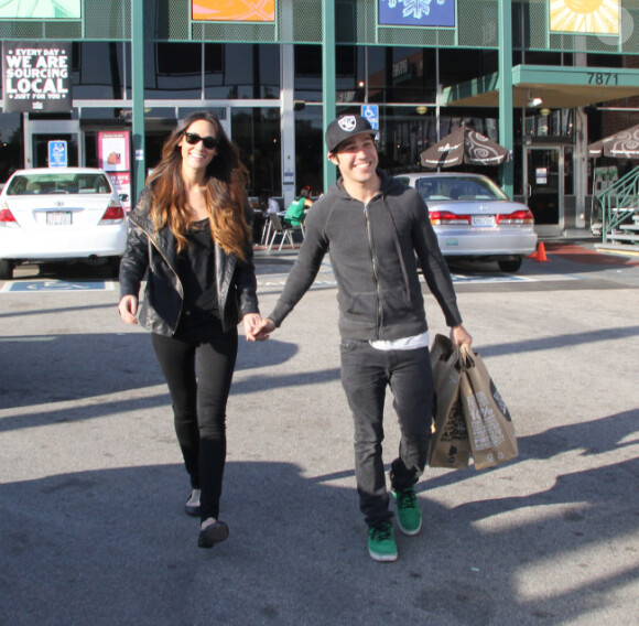 Pete Wentz et sa petite amie sortent d'un supermarché bio, le mercredi 12 octobre 2011 à Los Angeles.