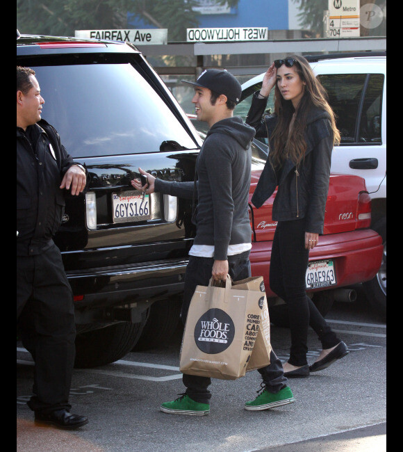 Pete Wentz et sa petite amie se rendent dans un supermarché bio, le mercredi 12 octobre 2011 à Los Angeles.