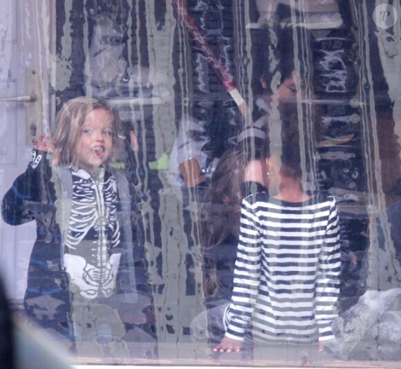Angelina Jolie emmène ses enfants faire du patinage à Budapest en Hongrie le 30 octobre 2011 : elle est avec ses filles aînées Zahara et Shiloh toujours aussi coquine