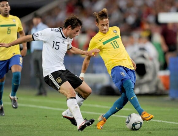 Qui peut prétendre détrôner en janvier 2012 Lionel Messi, double détenteur du FIFA Ballon d'Or 2009 et 2010 ? Le Brésilien Neymar, sensation de l'année, se hissera-t-il en finale du Ballon d'or 2011 ?