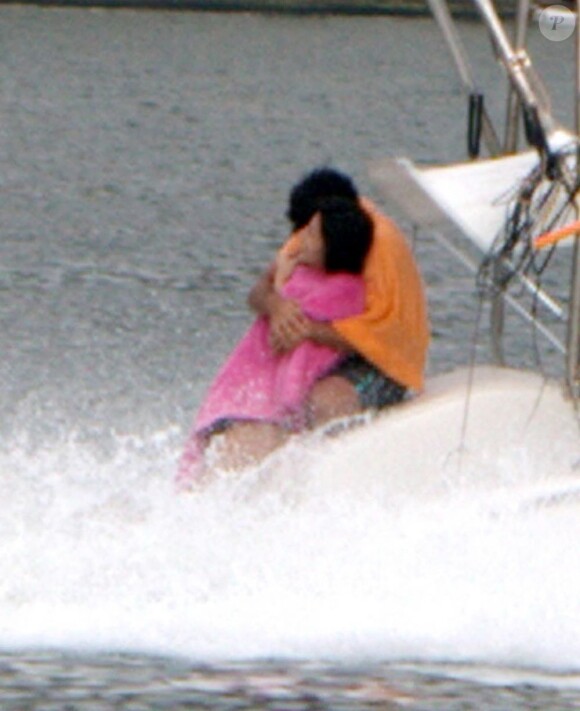 Jésus Luz et sa nouvelle chérie, font du bateau sur le lac Lagoa, à Rio de Janeiro, le 10 octobre 2011