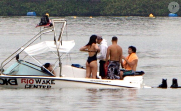 Jésus Luz et sa nouvelle chérie Tabatha (de dos), font du bateau sur le lac Lagoa, à Rio de Janeiro, le 10 octobre 2011
