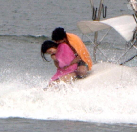 Jésus Luz et sa nouvelle chérie, font du bateau sur le lac Lagoa, à Rio de Janeiro, le 10 octobre 2011