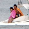 Jésus Luz et sa nouvelle chérie, font du bateau sur le lac Lagoa, à Rio de Janeiro, le 10 octobre 2011