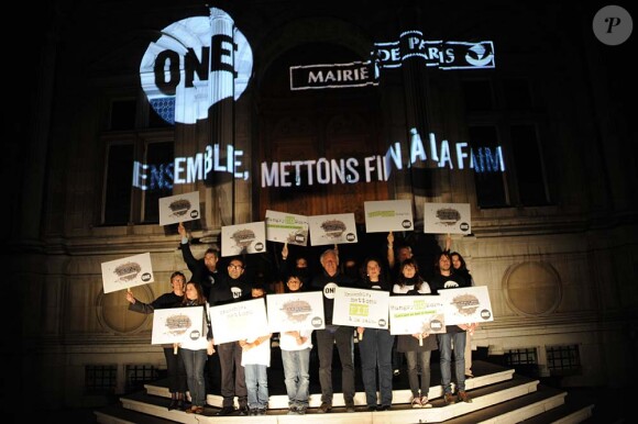 Rassemblement de l'organisation One devant l'Hôtel de ville de Paris, le 31 octobre 2011.