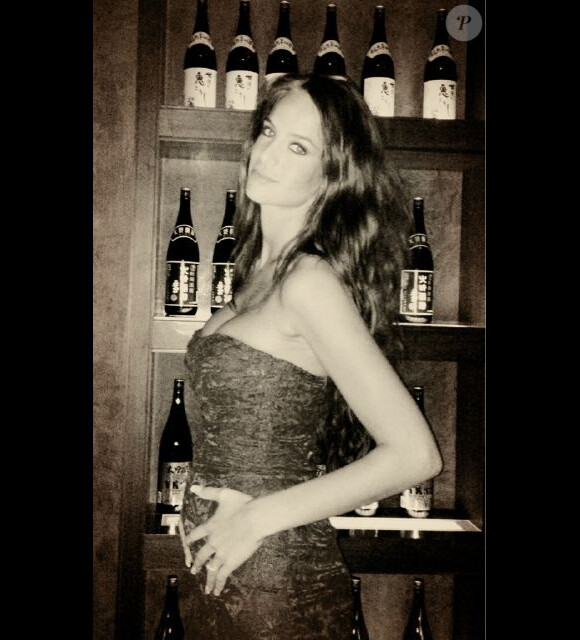 Jade Foret a posté cette photo sur twitter. Est-elle enceinte ou non ? Telle est la question.