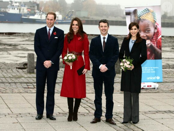 Le prince William et sa femme Kate Middleton étaient le 2 novembre 2011 à Copenhague, au Danemark, pour visiter en compagnie du prince Frederik et de la princesse Mary le centre d'approvisionnement de l'UNICEF et apporter leur soutien dans la lutte contre la famine dans la Corne de l'Afrique.
