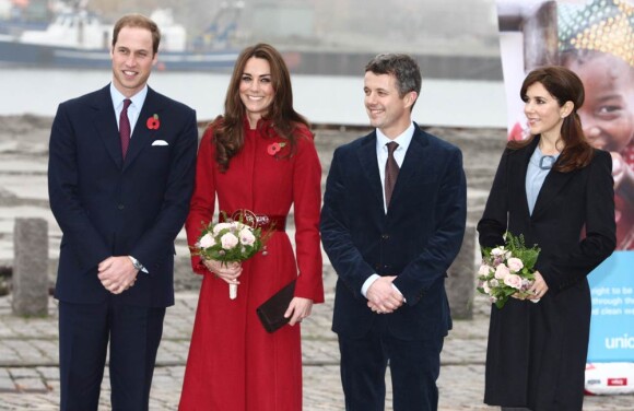 Accueillis et guidés par le prince Frederik et la princesse Mary, le prince William et son épouse la duchesse Catherine étaient le 2 novembre 2011 à Copenhague, au Danemark, pour visiter le centre d'approvisionnement de l'UNICEF et apporter leur soutien dans la lutte contre la famine dans la Corne de l'Afrique.