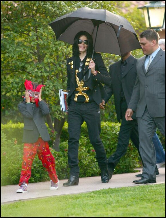 Michael Jackson et ses enfants qu'il protégeait du regard des autres en mai 2009