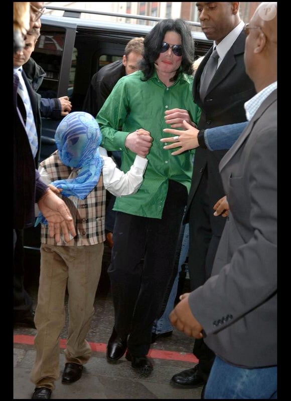 Michael Jackson et ses enfants qu'il protégeait du regard des autres en 2005
