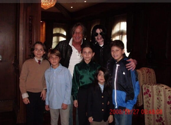 Michael Jackson et ses enfants à une soirée en novembre 2008 chez des amis