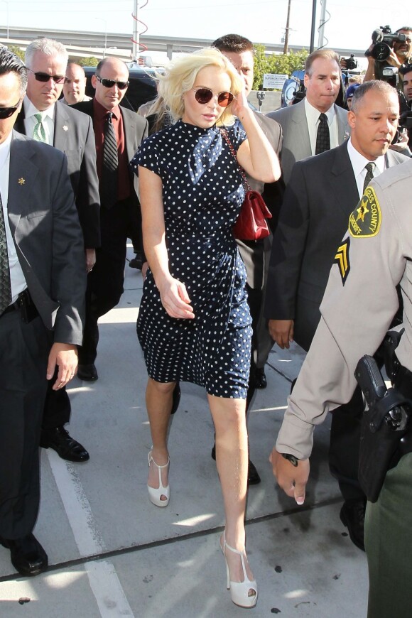 Toujours très bien habillée pour se rendre au tribunal, Lindsay Lohan se la joue rétro avec cette robe à pois. Los Angeles, le 2 novembre 2011.