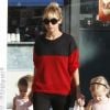 Nicole Richie, encore parfaite dans son rôle de fashion mom, est partie récupérer sa fille Harlow et une de ses amies à leur cours de danse. Los Angeles, le 2 novembre 2011.