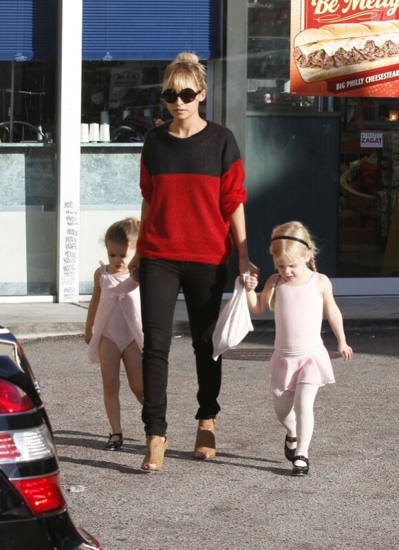 Nicole Richie, encore parfaite dans son rôle de fashion mom, est partie récupérer sa fille Harlow et une de ses amies à leur cours de danse. Los Angeles, le 2 novembre 2011.