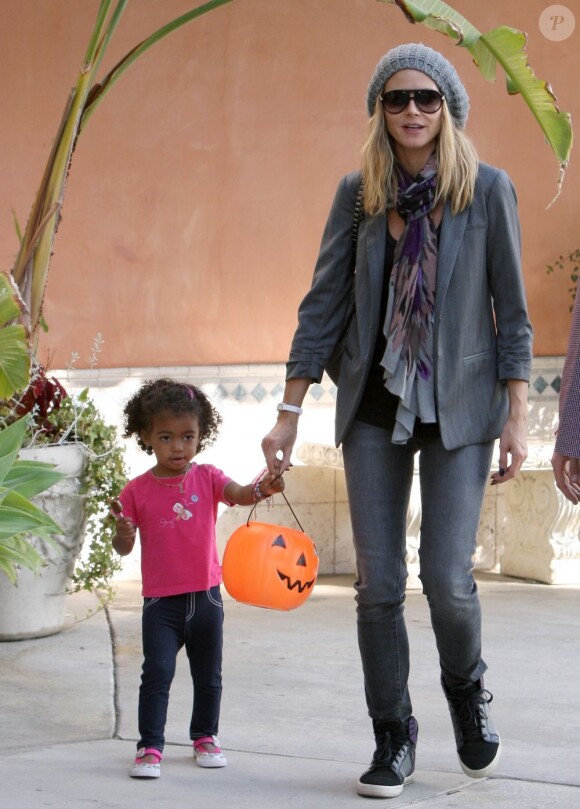 Fini les déguisements déjantés pour Heidi Klum, contrainte d'adopter un look normal (et stylé) et de s'occuper de ses filles ! Los Angeles, le 3 novembre 2011.